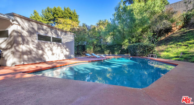 2925 Dona Susana Drive, Studio City CA: https://media.crmls.org/mediaz/fd58babd-fa76-451e-8ace-b6b8a43294b0.jpg