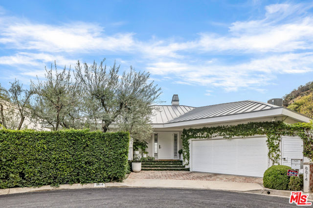 8814 Pinto Place, Los Angeles CA: https://media.crmls.org/mediaz/fd595e5b-d981-4cc3-b1f4-ef18fa7ab547.jpg