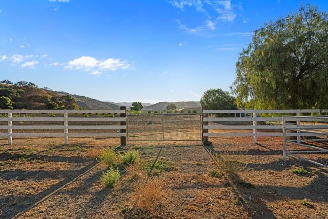 6840 Southside Road, Hollister CA: https://media.crmls.org/mediaz/fd5c53d1-6531-4f5d-9a45-293464b98f3e.jpg