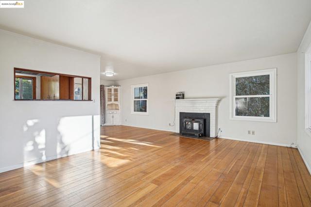 6576 Lucas AVE, Oakland CA: https://media.crmls.org/mediaz/fd5d1549-535a-41a9-9997-4b63103f95bc.jpg