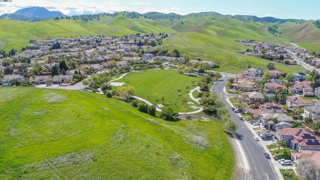 5018 Southport Ct, Antioch CA: https://media.crmls.org/mediaz/fd5dd23c-992b-45de-b394-2a17a5b4d984.jpg