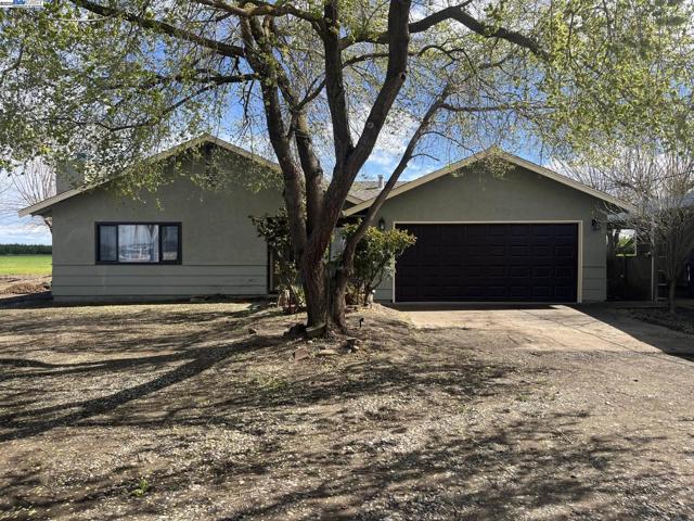 1290 Orange Ave, Patterson CA: https://media.crmls.org/mediaz/fd5f87f7-f8c7-425f-a461-553212c66d0c.jpg