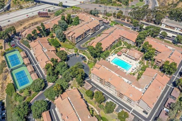 10350 Caminito Cuervo, San Diego CA: https://media.crmls.org/mediaz/fd5f9a3d-4df8-451d-8100-4fca649e60f7.jpg