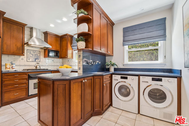 14741 Killion Street, Sherman Oaks CA: https://media.crmls.org/mediaz/fd5fa7e4-0d59-4564-a5ee-5d1525826084.jpg