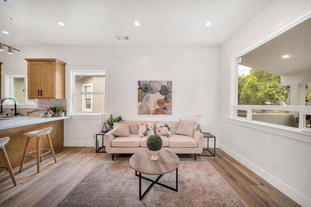 3031 Logan St, Oakland CA: https://media.crmls.org/mediaz/fd5fcdfc-29ef-4b27-b17d-8fde12ef99e7.jpg