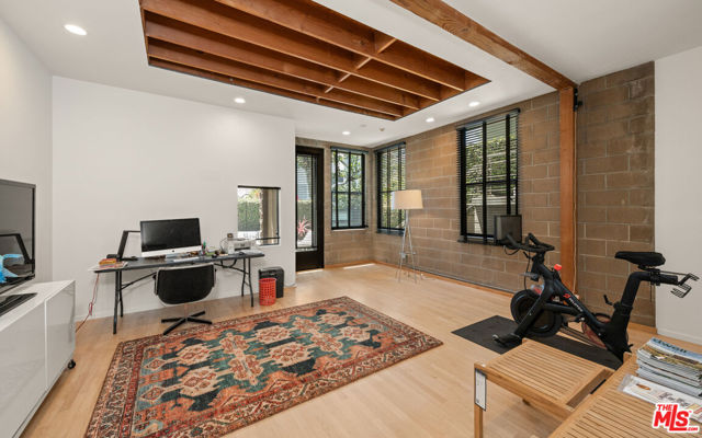 135 Outrigger Mall, Marina del Rey CA: https://media.crmls.org/mediaz/fd605f8a-8665-40a0-8816-7ac19f6ba72a.jpg