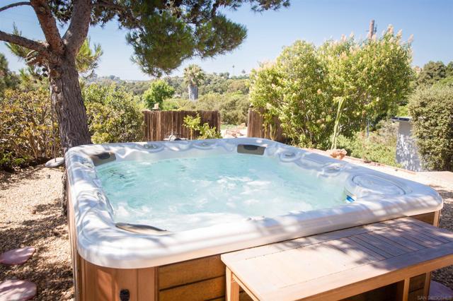 1047 Highland Dr, Del Mar CA: https://media.crmls.org/mediaz/fd60c4a3-65f9-4f9d-99c3-a958e294247d.jpg