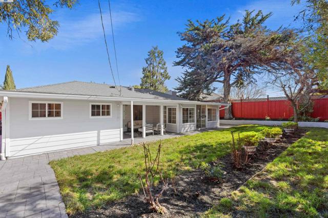 1692 Maryland St, Redwood City CA: https://media.crmls.org/mediaz/fd60fd2c-692a-4007-9291-3e417f2ec1ce.jpg