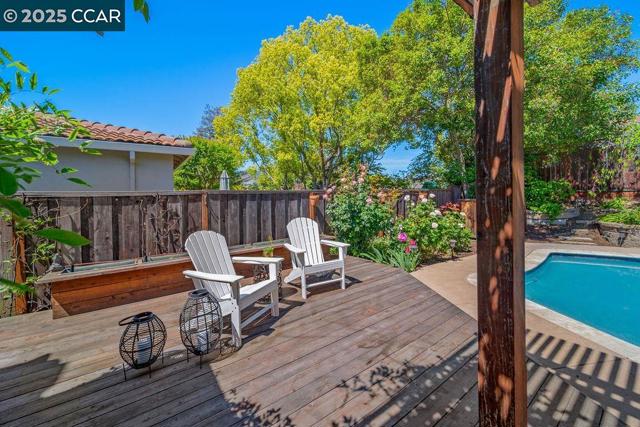21 Mirango Ct, Clayton CA: https://media.crmls.org/mediaz/fd61187f-cded-403a-8ed0-01dca604b81b.jpg