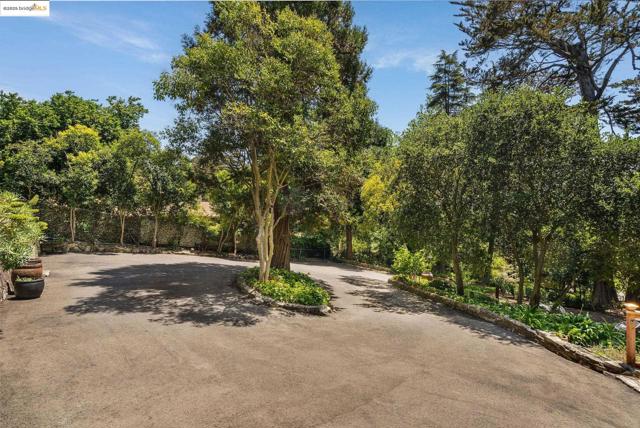 2976 Joaquin Miller Rd, Oakland CA: https://media.crmls.org/mediaz/fd62130c-0a9b-4464-a4cd-ab2a543bb8c8.jpg