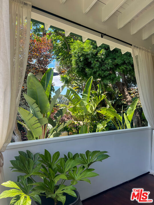 26799 Pacific Coast Highway, Malibu CA: https://media.crmls.org/mediaz/fd626567-a355-44b6-8939-df2905020591.jpg