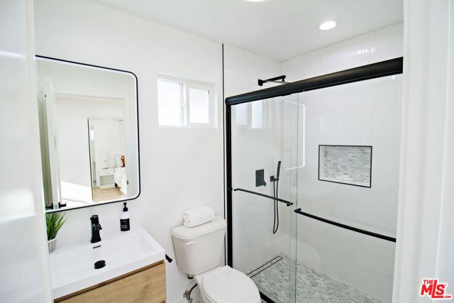4068 Sutro Avenue photo 23