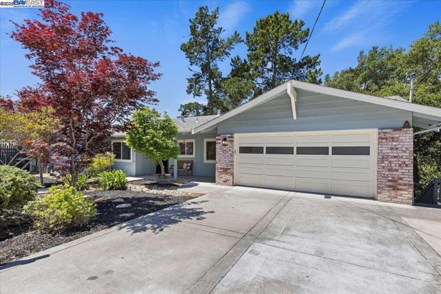 21 Muth Dr, Orinda CA: https://media.crmls.org/mediaz/fd62f98f-5230-4baa-a467-3c59649c97e5.jpg