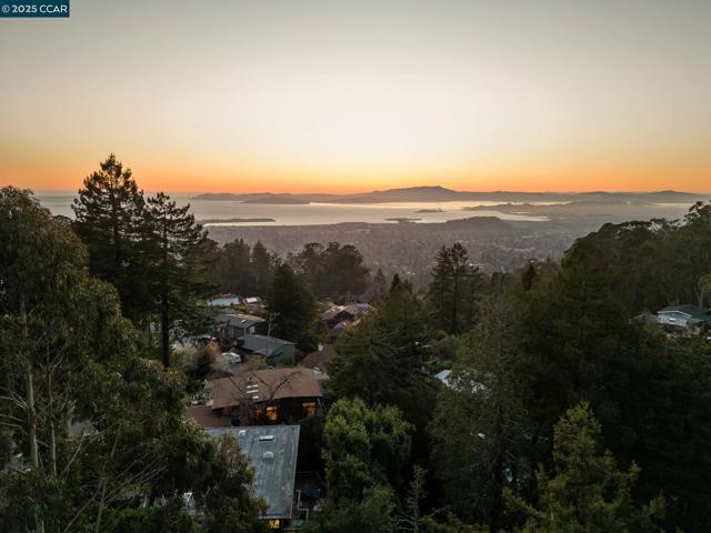 230 Fairlawn Dr, Berkeley CA: https://media.crmls.org/mediaz/fd630e06-3119-41f7-ad7c-1670c9c794a5.jpg