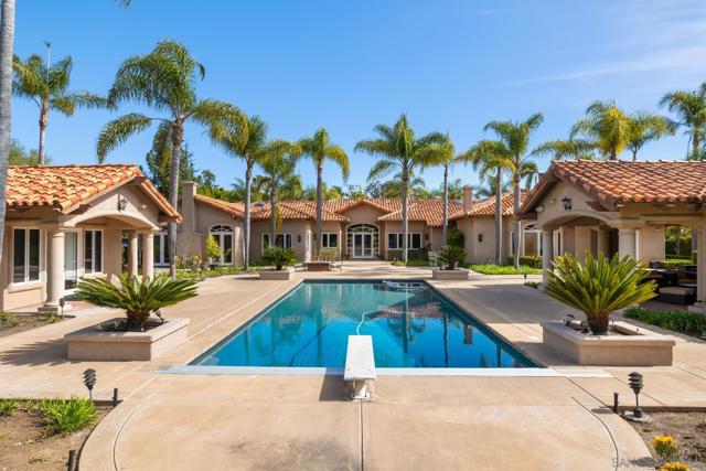 18050 Rancho La Cima Corte, Rancho Santa Fe CA: https://media.crmls.org/mediaz/fd64895d-ef29-4ea6-8b6e-c4768ec00bcb.jpg