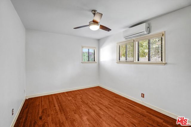 520 N Beachwood Drive, Burbank CA: https://media.crmls.org/mediaz/fd656de0-0688-40db-baba-fe41485336a4.jpg