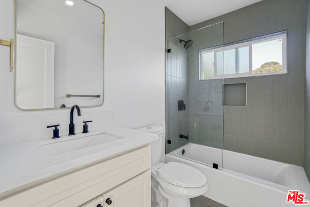 559 Sunset Avenue, Venice CA: https://media.crmls.org/mediaz/fd65e5db-1871-4670-9715-e010dab3df64.jpg