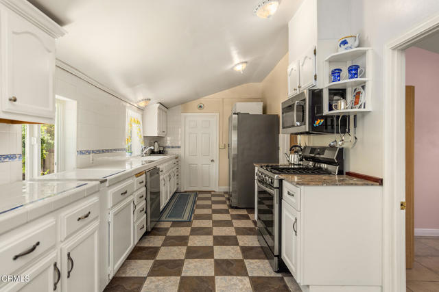 216 N Fulton Street, Ojai CA: https://media.crmls.org/mediaz/fd6612e6-e525-4b0a-8c4f-6831db4c13c1.jpg