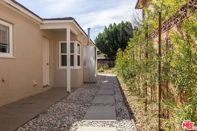539 S Parish Place, Burbank CA: https://media.crmls.org/mediaz/fd665eaf-4283-4791-88c1-3f1681be2e2a.jpg