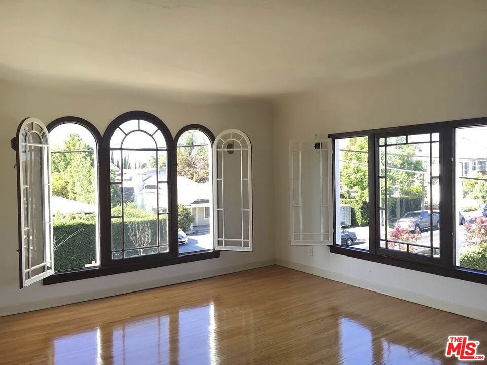 1901 N Commonwealth #12