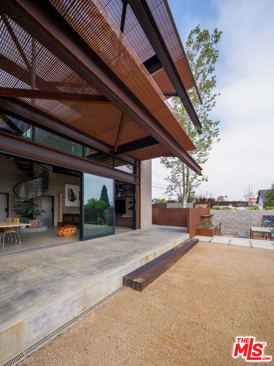 5701 7th Avenue, Los Angeles CA: https://media.crmls.org/mediaz/fd671a19-92a2-48f3-a356-e964f6610afc.jpg