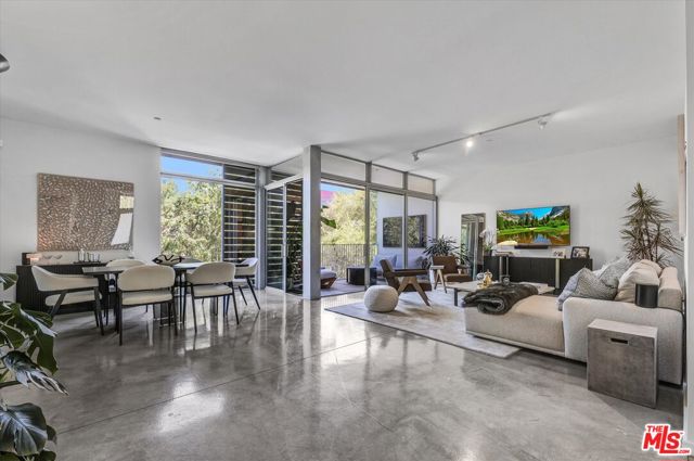 901 Hancock Avenue, West Hollywood CA: https://media.crmls.org/mediaz/fd67971e-0a15-45bf-b469-03800686068f.jpg