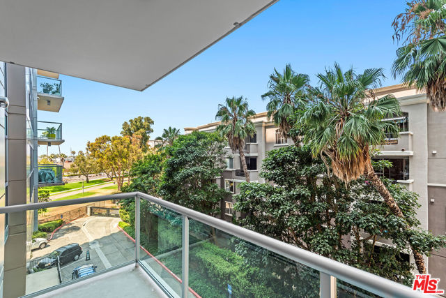 13700 MARINA POINTE Drive, Marina del Rey CA: https://media.crmls.org/mediaz/fd696442-1040-4b4c-90c7-506501461db1.jpg