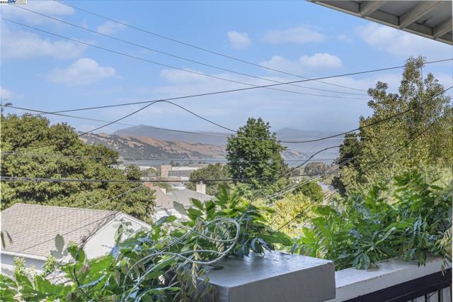 925 GRANDVIEW AVE, Martinez CA: https://media.crmls.org/mediaz/fd6ad0da-f687-44d7-a823-0f8d46cceee0.jpg