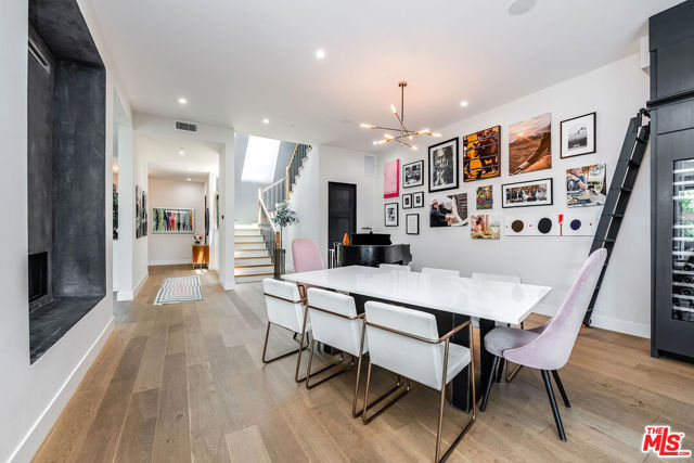 11258 Laurie Drive, Studio City CA: https://media.crmls.org/mediaz/fd6ae4fd-198c-43ec-8a26-5ae88f0b64aa.jpg