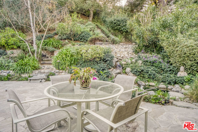 9420 Eden Drive, Beverly Hills CA: https://media.crmls.org/mediaz/fd6b1ce8-c6ee-4d33-82ae-96a4e66c25de.jpg