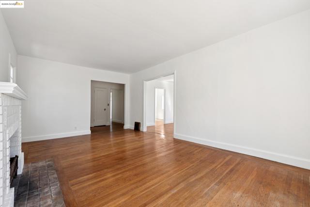 84 Portsmouth Rd, Piedmont CA: https://media.crmls.org/mediaz/fd6b4b2a-b78f-4cd7-a7dc-8bf7e74f2b4e.jpg