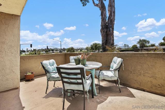 5037 Los Morros Way, Oceanside CA: https://media.crmls.org/mediaz/fd6d93c0-1334-489a-a102-2fa033547735.jpg
