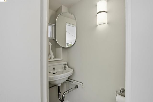 44 Highgate Rd, Kensington CA: https://media.crmls.org/mediaz/fd6dc027-20be-403b-8063-fdc4b8941588.jpg