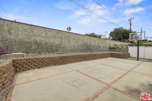 10914 Mcvine Avenue, Sunland CA: https://media.crmls.org/mediaz/fd6e8502-4e98-4358-ba60-f8b5f2440bc9.jpg