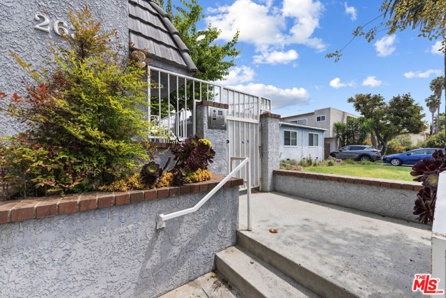 2638 S Barrington Avenue, Los Angeles CA: https://media.crmls.org/mediaz/fd6f86c2-b992-4377-b5ff-555e1a129d42.jpg