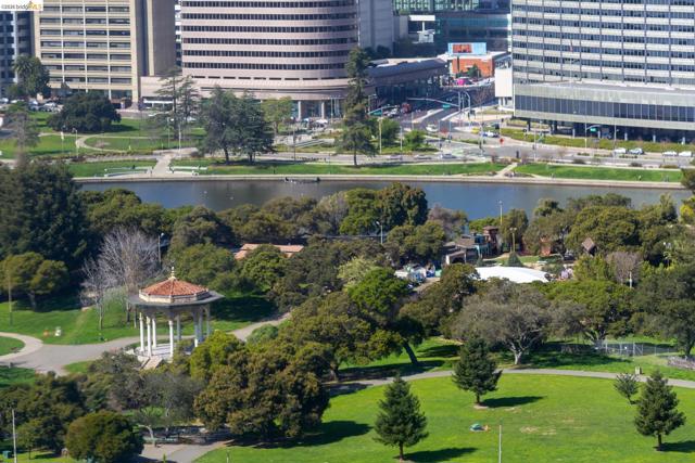 565 Bellevue Ave, Oakland CA: https://media.crmls.org/mediaz/fd707a60-846a-472b-8fdf-948c02916183.jpg