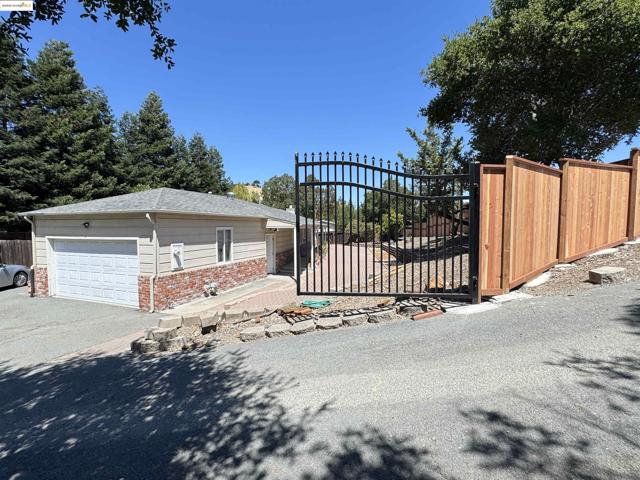 3540 Deer Hill Rd, Lafayette CA: https://media.crmls.org/mediaz/fd709c6c-4ec0-4b9e-92a6-ccfd04831297.jpg