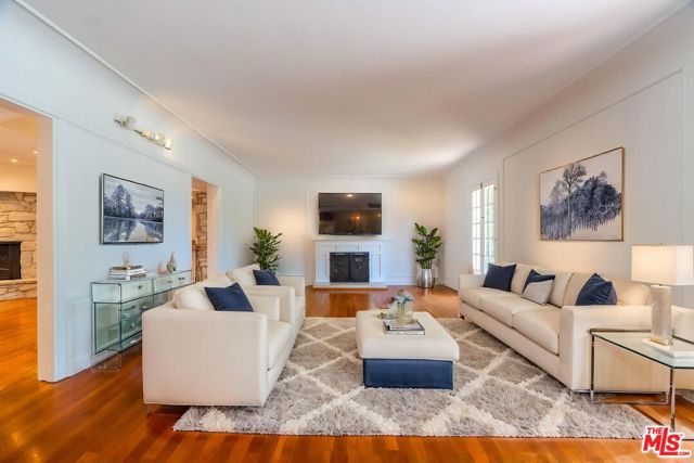721 N Linden Drive, Beverly Hills CA: https://media.crmls.org/mediaz/fd70b290-cc3d-4929-b99c-967f79e14228.jpg