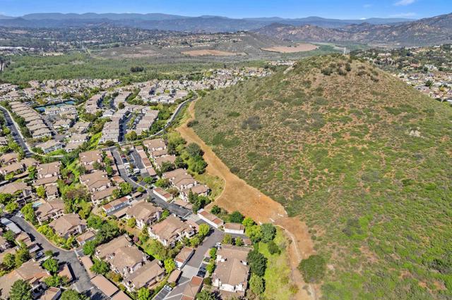 18515 Caminito Pasadero, San Diego CA: https://media.crmls.org/mediaz/fd7137e4-ecdf-4120-b50c-77adb9dd084d.jpg
