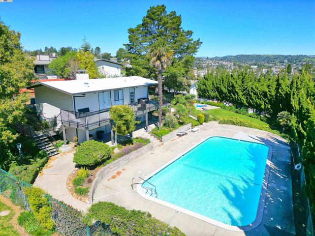 19100 Crest Ave, Castro Valley CA: https://media.crmls.org/mediaz/fd71476b-792f-4c79-a888-92a078b0f65c.jpg