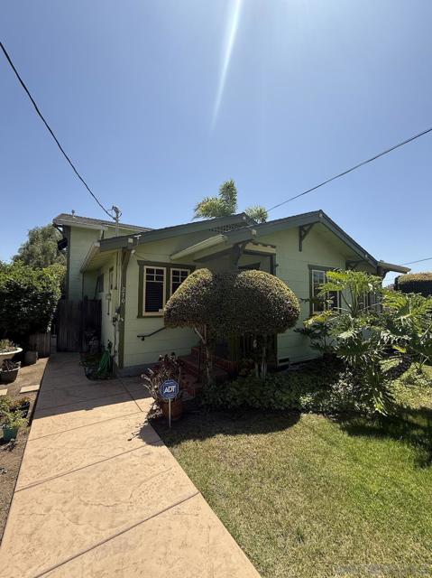 270 Madrona Street, Chula Vista CA: https://media.crmls.org/mediaz/fd7158a4-f1cf-430f-a406-4a4ecfbf8886.jpg