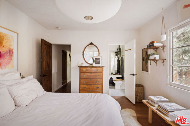 1012 Superba Avenue, Venice CA: https://media.crmls.org/mediaz/fd716c0f-b9bc-403a-bd1e-2d3bbf1e6051.jpg