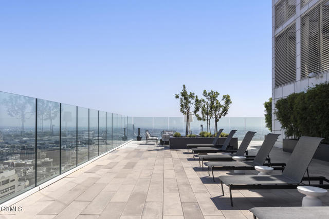 400 S Broadway, Los Angeles CA: https://media.crmls.org/mediaz/fd71edf4-2aa5-471f-9407-2966da28af2d.jpg