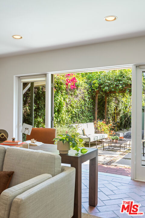 7361 Oakwood Avenue, Los Angeles CA: https://media.crmls.org/mediaz/fd728c19-ac6d-48dd-9fa0-304e4fc0d90f.jpg