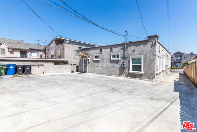 4504 Maplewood Avenue, Los Angeles CA: https://media.crmls.org/mediaz/fd72ff29-4d49-4370-a188-adc7e9213acf.jpg