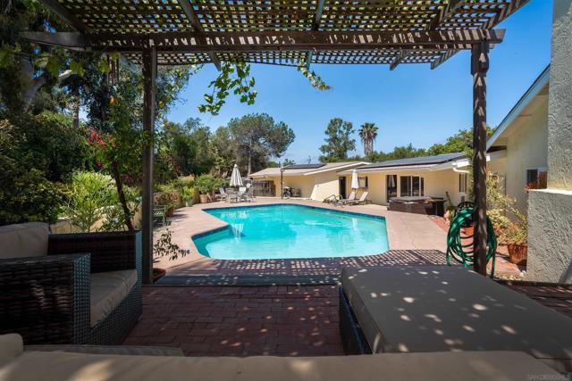1131 Vale Terrace Dr, Vista CA: https://media.crmls.org/mediaz/fd736f99-2874-4e69-8f92-c096f87288f3.jpg