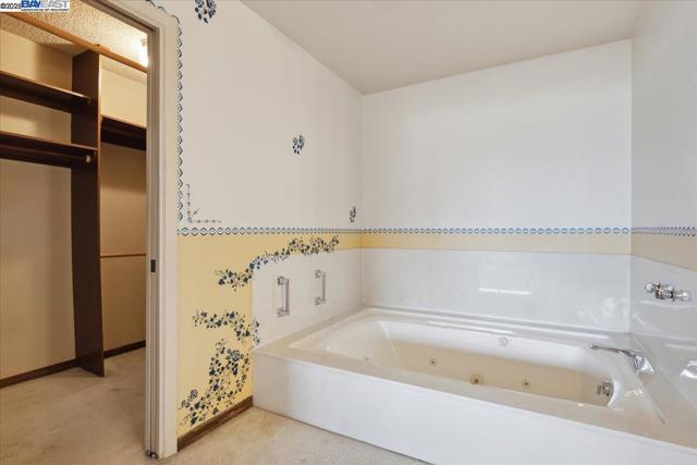 26937 Hayward Blvd, Hayward CA: https://media.crmls.org/mediaz/fd748736-a6a0-421a-86f2-67a02c130be6.jpg