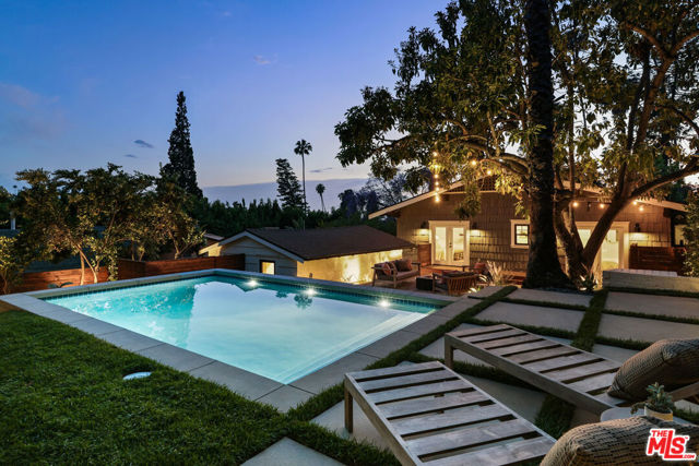 1644 Golden Gate Avenue, Los Angeles CA: https://media.crmls.org/mediaz/fd749566-bb1f-48f9-ba41-d0ca51b3a6b3.jpg