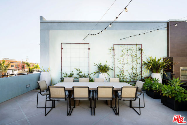 13337 Beach Avenue, Marina del Rey CA: https://media.crmls.org/mediaz/fd7499a9-17a3-4441-83f9-ebc5e822a22e.jpg