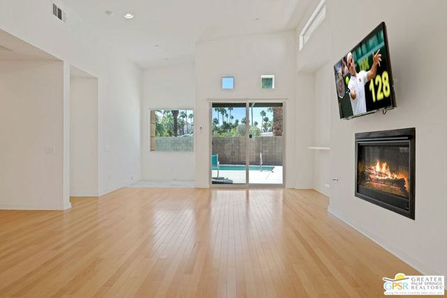 941 Oceo Circle, Palm Springs CA: https://media.crmls.org/mediaz/fd75402c-c7d7-413d-acdd-a266d51489fe.jpg